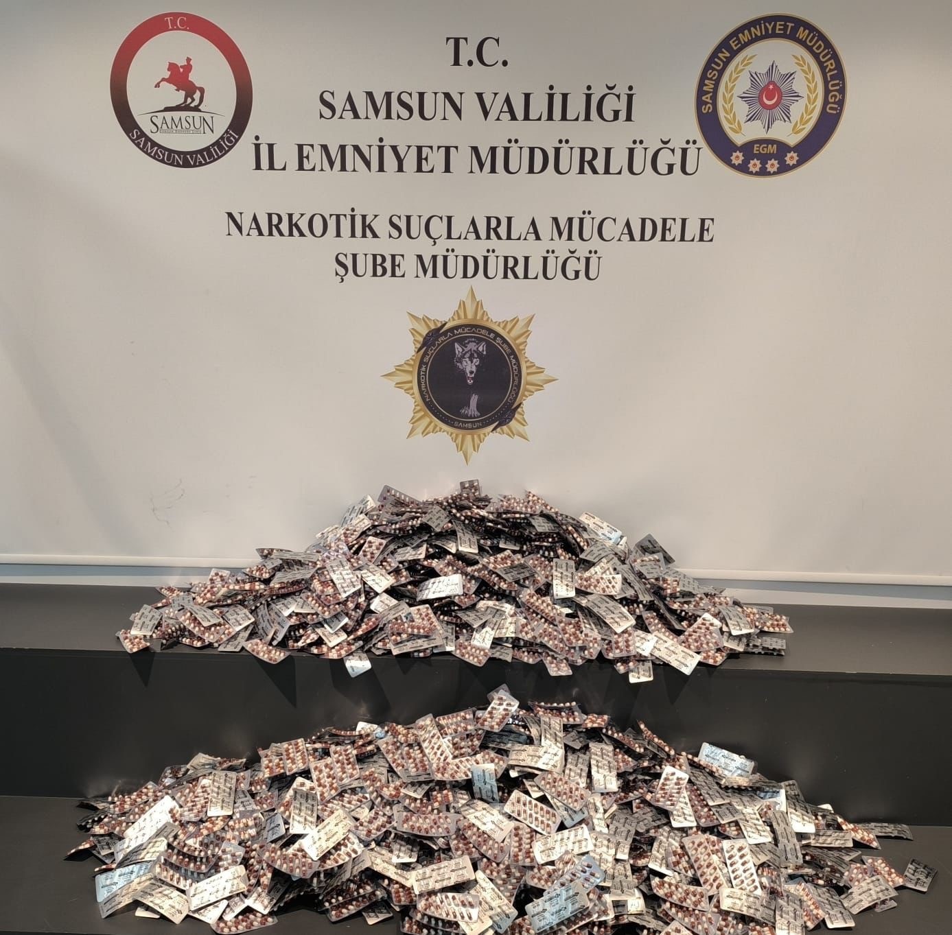 arizali arac susuyle uyusturucu sevkiyati 28 bin hap ele gecirildi 3 tutuklama 1 aL1SeeFN