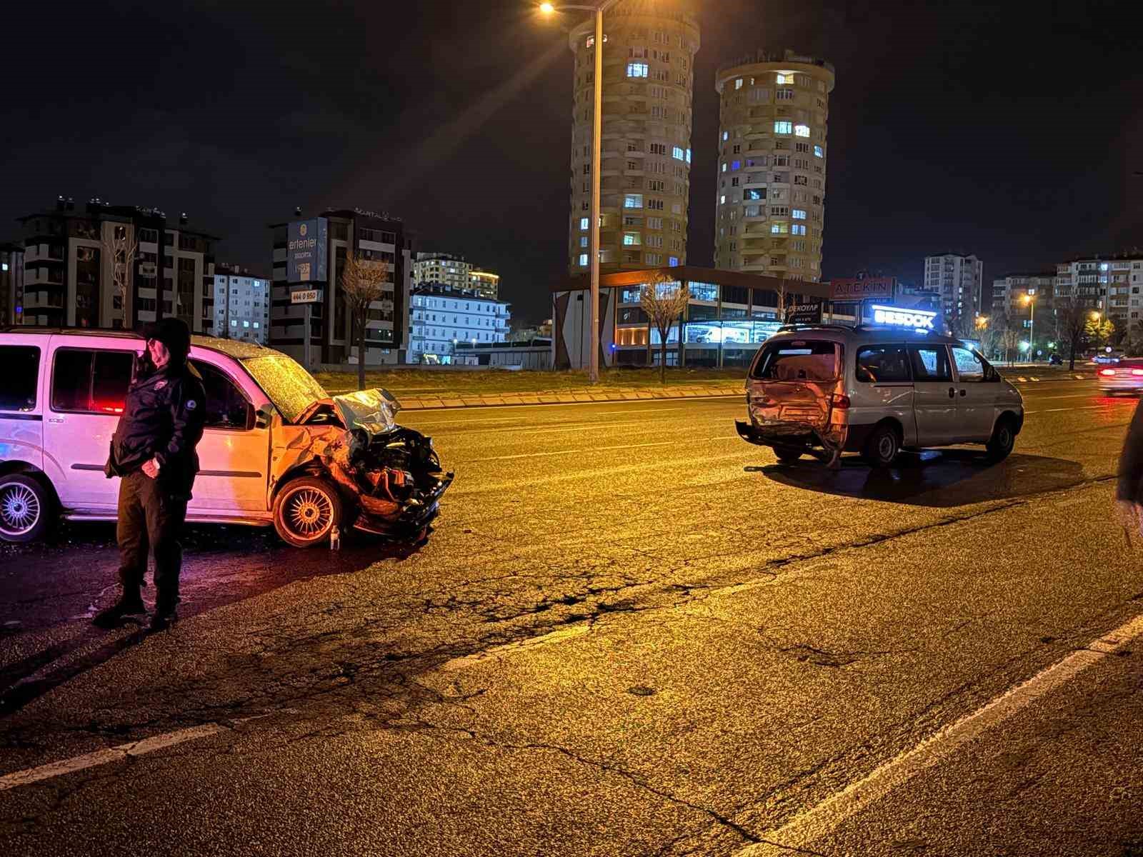 arizali minibuse carpan aracta 7 aylik bebek dahil 6 yarali 0