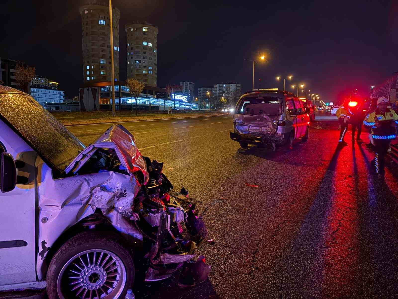 arizali minibuse carpan aracta 7 aylik bebek dahil 6 yarali 2 aU7mvXlJ