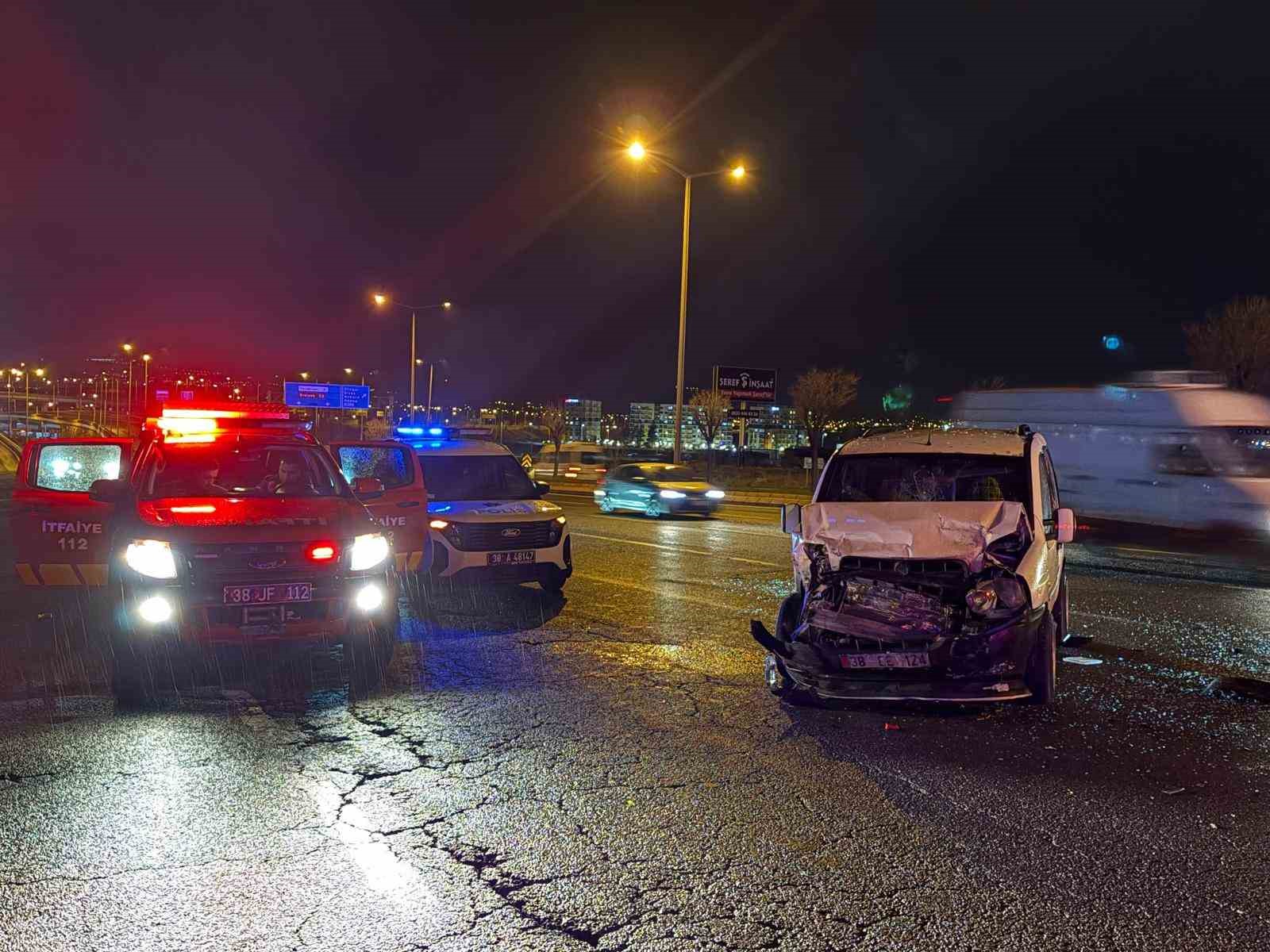 arizali minibuse carpan aracta 7 aylik bebek dahil 6 yarali 4 QQ4RDX6G
