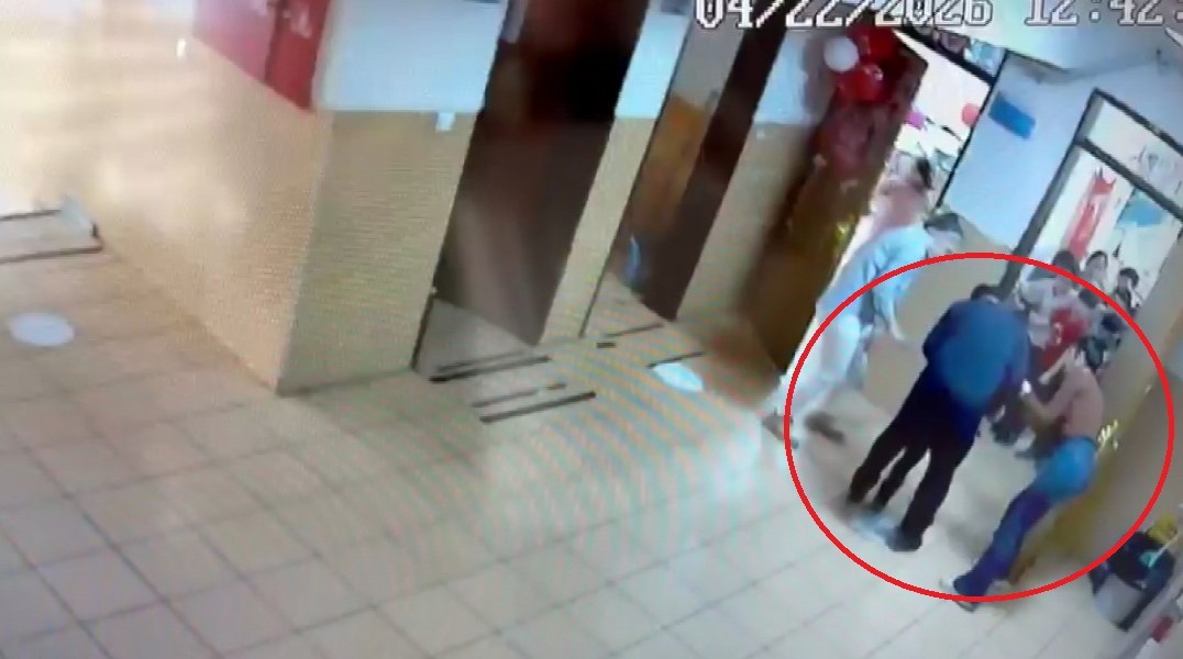 Arka arkaya 2 kez ölümden dönen 7 yaşındaki öğrenciyi öğretmenlerinin Hemlich manevrası hayata tutundurdu 7 arka arkaya 2 kez olumden donen 7 yasindaki ogrenciyi ogretmenlerinin hemlich manevrasi hayata tutundurdu KEBJQc8p