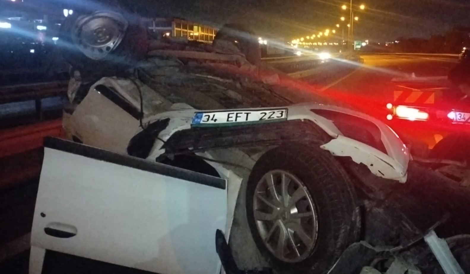 arkadan carptigi otomobil takla atti 4 yarali 0