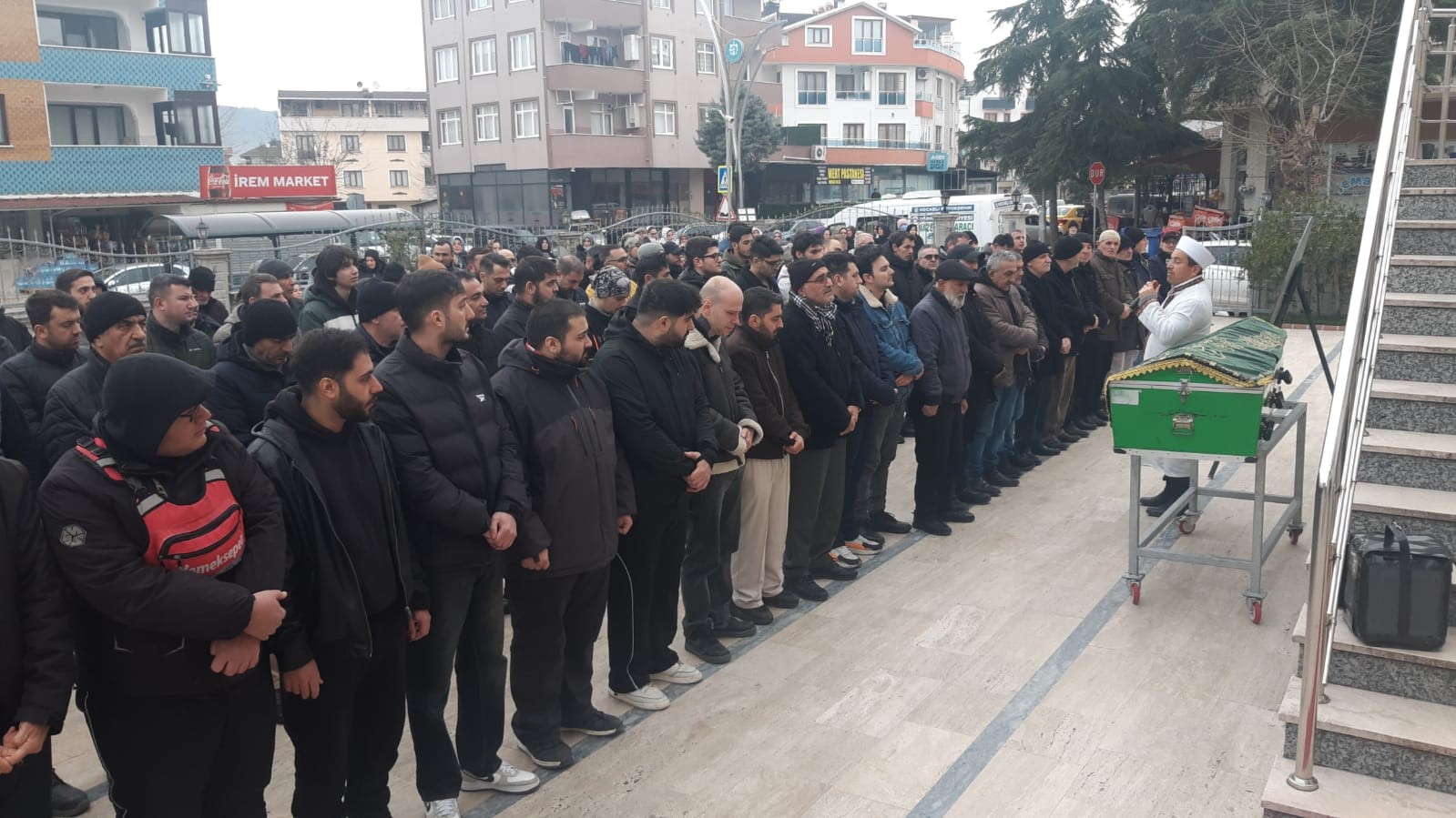 arkadasi tarafindan bicaklanarak olduren genc topraga verildi 0 YrskBf2J