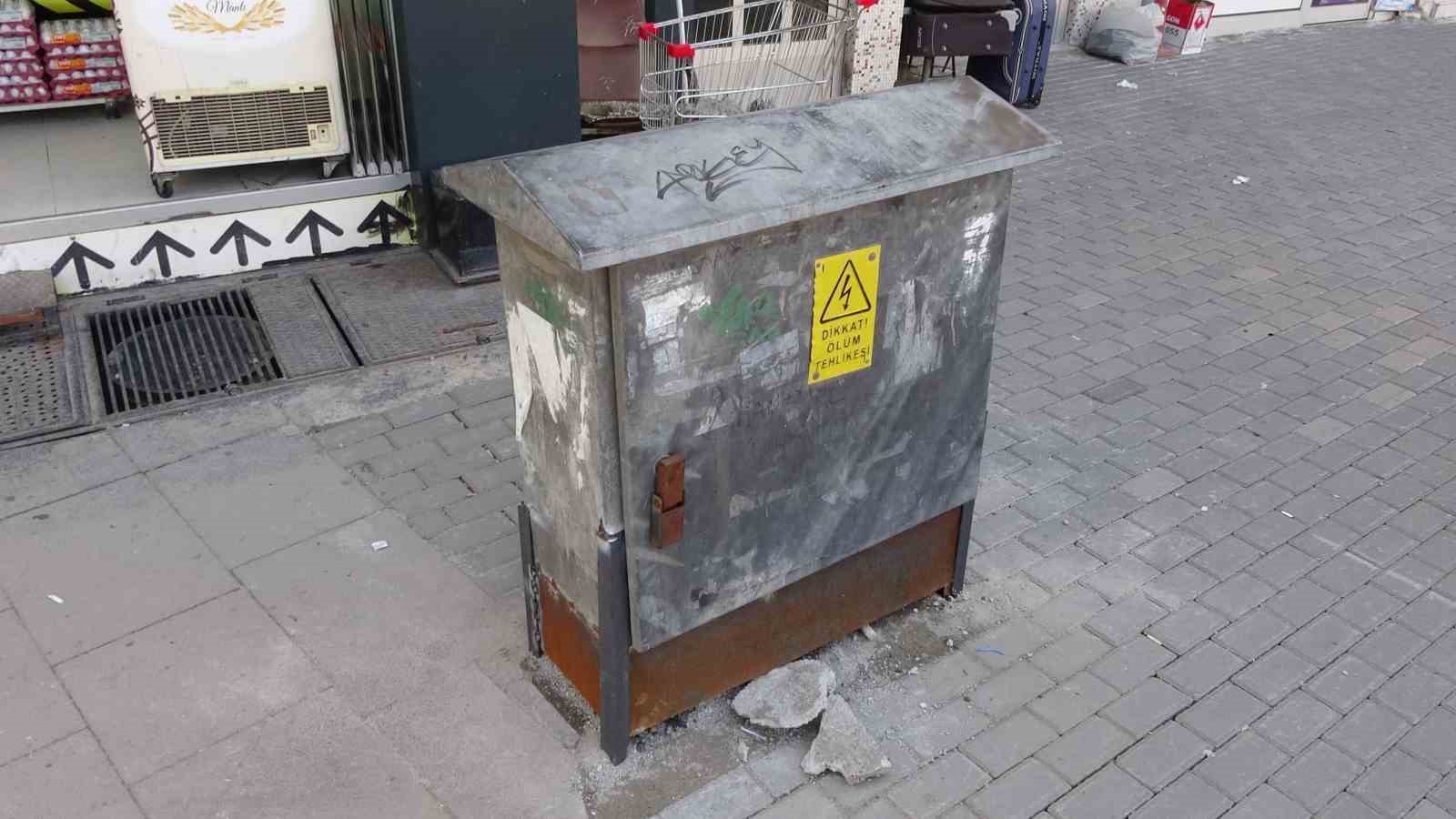 arkadasina sinirlendi hirsini elektrik panosuna saldirarak aldi 1 LGybIl32