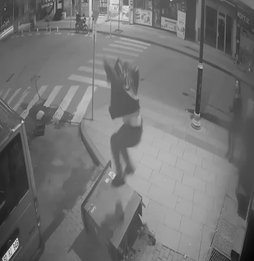 arkadasina sinirlendi hirsini elektrik panosuna saldirarak aldi 2 6b2v2U9Q