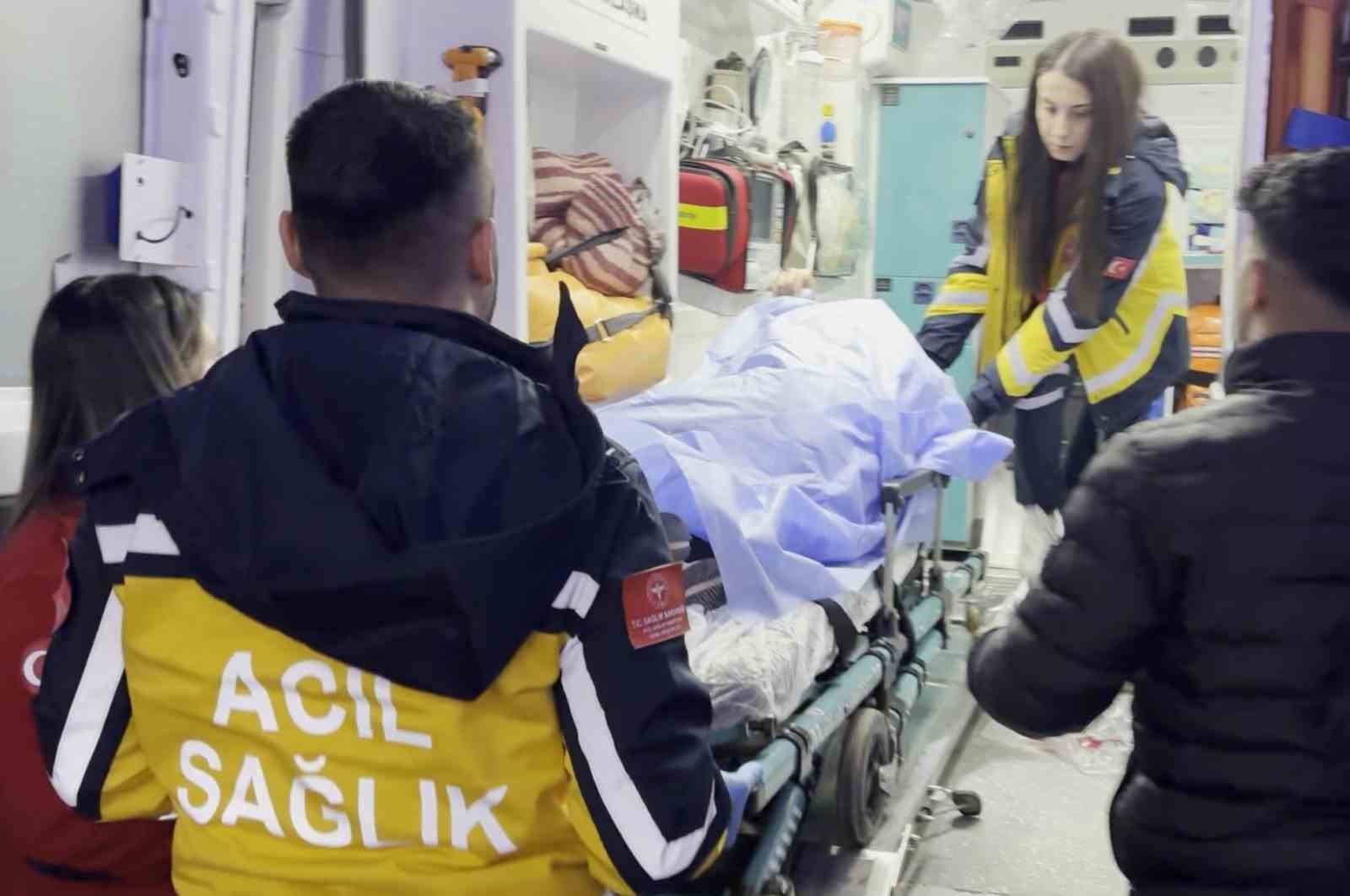 Arkadaşını bıçakla ağır yaraladı, biri hastaneye diğeri cezaevine gitti 4 arkadasini bicakla agir yaraladi biri hastaneye digeri cezaevine gitti 0