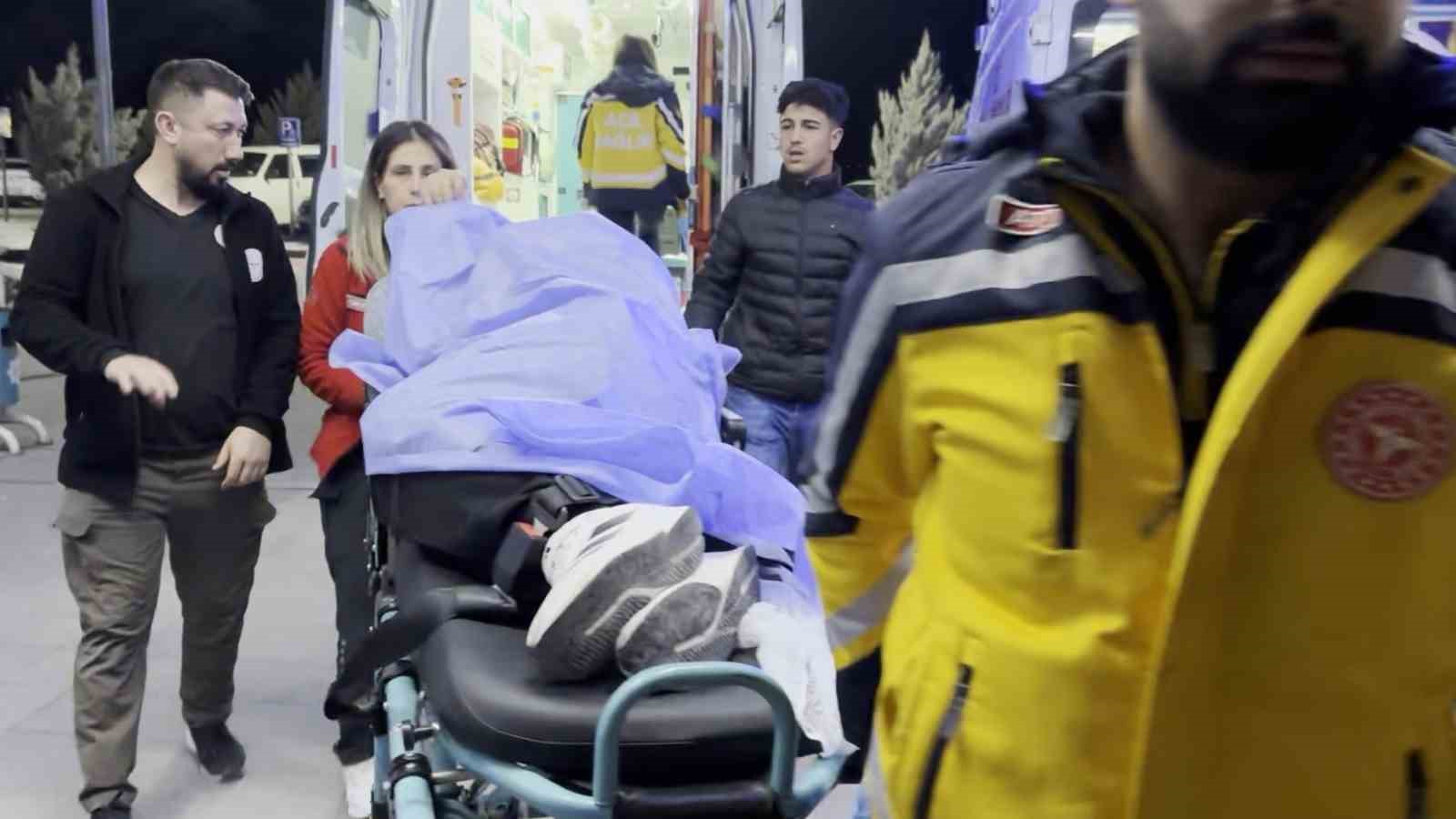 Arkadaşını bıçakla ağır yaraladı, biri hastaneye diğeri cezaevine gitti 5 arkadasini bicakla agir yaraladi biri hastaneye digeri cezaevine gitti 1 ZCUIyVB2