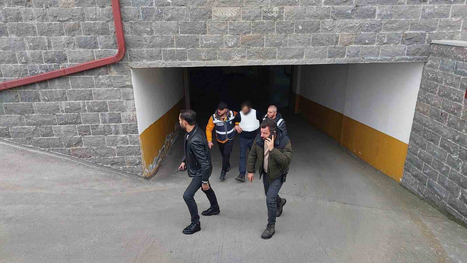 arkadasini bicaklayarak olduren zanli emniyetteki sorgusunun ardindan adliyeye sevk edildi 1