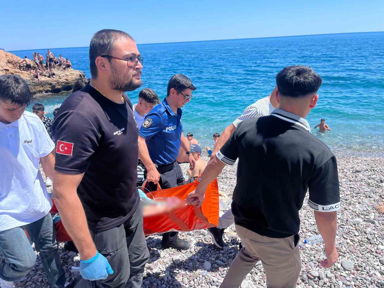 Arkadaşını kurtarmak isterken boğulma tehlikesi geçiren çocuk hastanelik oldu 5 arkadasini kurtarmak isterken bogulma tehlikesi geciren cocuk hastanelik oldu 1