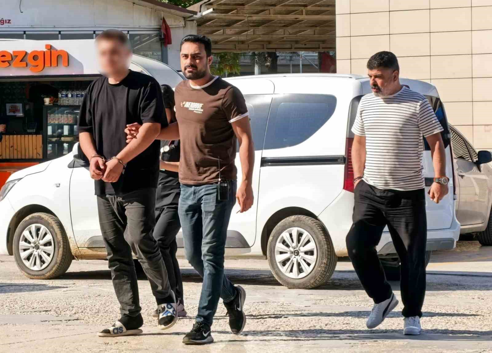 arkadasini silahla tehdit edip kendi borcunu odetti 0 BWPvPfTw
