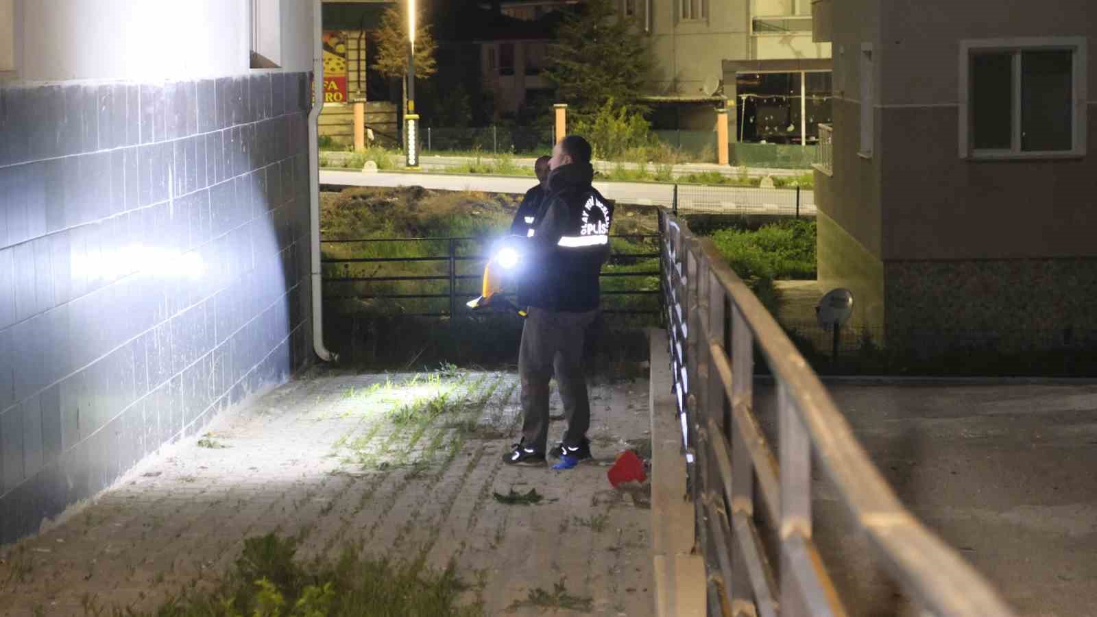 Arkadaşının evinde pencereden düşen üniversiteli kız ağır yaralandı 5 arkadasinin evinde pencereden dusen universiteli kiz agir yaralandi 1