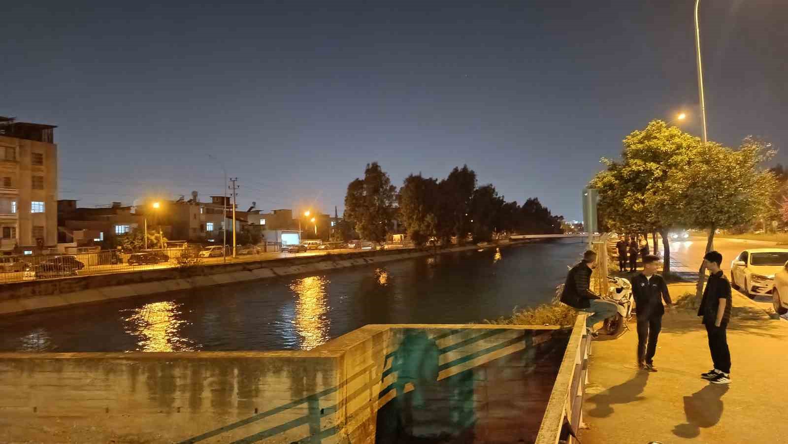 arkadasiyla otururken kanala dustu akintiya kapilip kayboldu 2 vUXzecsQ