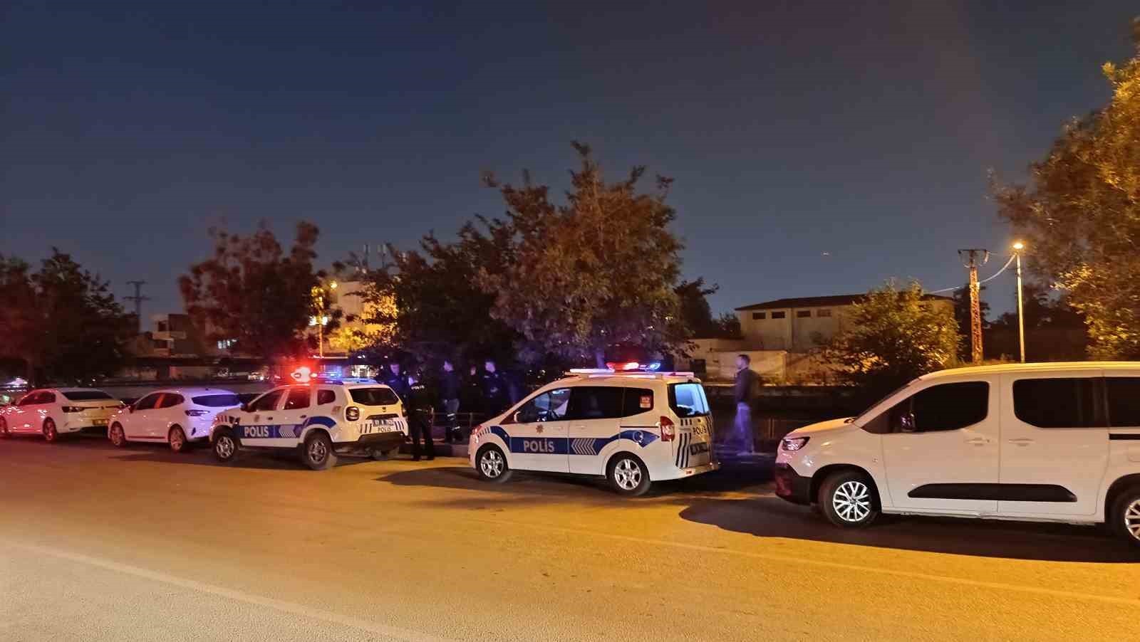 arkadasiyla otururken kanala dustu akintiya kapilip kayboldu 5 tmyCQtyp