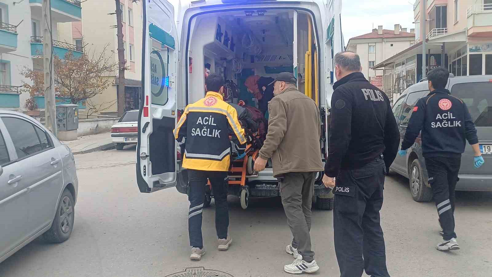 Arkadaşıyla şakalaşırken bıçağın üzerine düşen genç yaralandı 4 arkadasiyla sakalasirken bicagin uzerine dusen genc yaralandi 0 vLh2U6uG