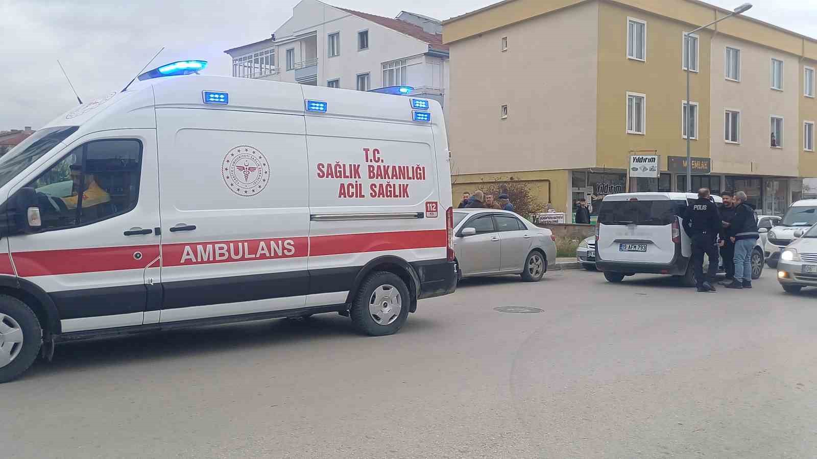 Arkadaşıyla şakalaşırken bıçağın üzerine düşen genç yaralandı 5 arkadasiyla sakalasirken bicagin uzerine dusen genc yaralandi 1 EPSlO2nL