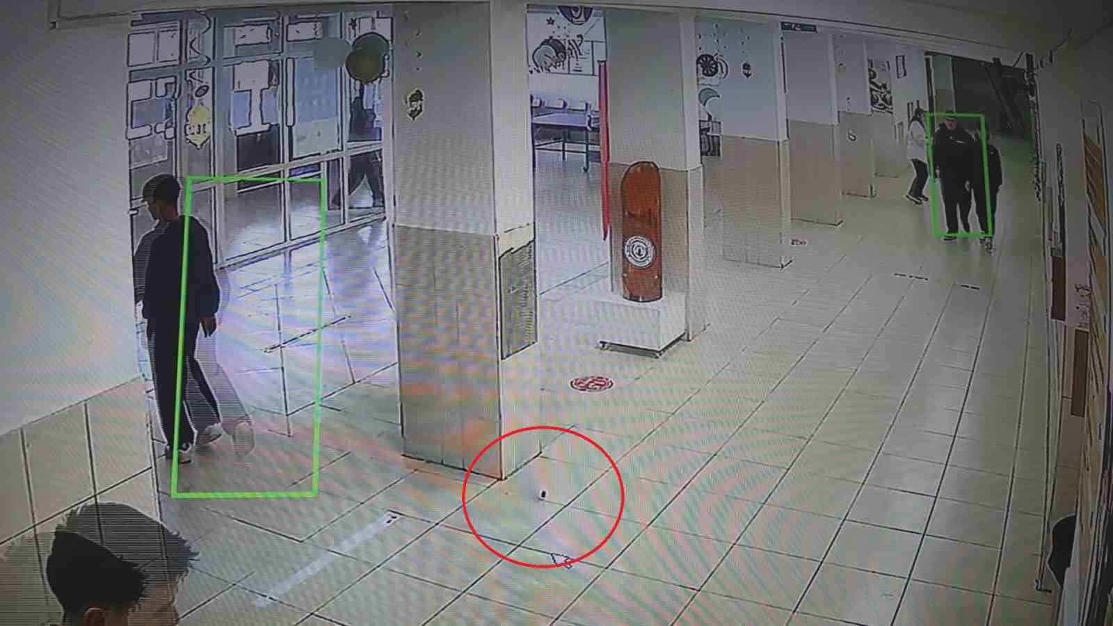 arkadaslarinin top olarak oynadigi bos pet siseyi cope atan kiz ogrenci cevre duyarliligiyla taktir UHWCXEQw