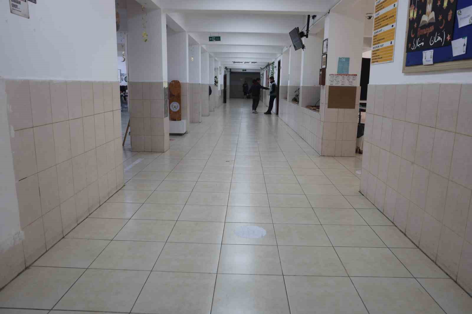arkadaslarinin top olarak oynadigi bos pet siseyi cope atan kiz ogrenci cevre duyarliligiyla taktir cDB127Be