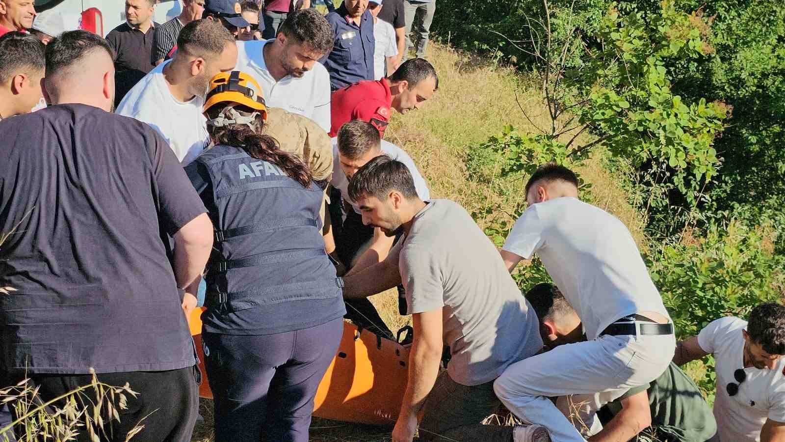 Arkadaşlarıyla şelaleye giren gencin cansız bedenine ulaşıldı 6 arkadaslariyla selaleye giren gencin cansiz bedenine ulasildi 2 l6ZOBE7V