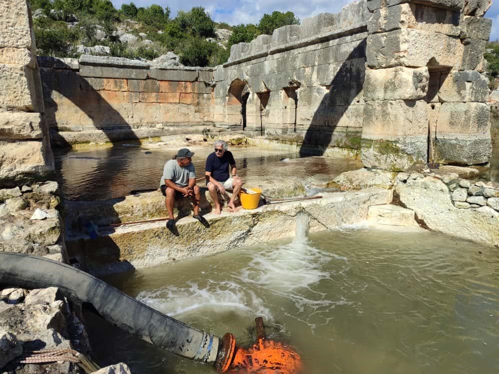 arkeologlarin camur ve suyun icinde bin 850 yillik antik havuzu gun yuzune cikarma cabasi HTzaM3Ig