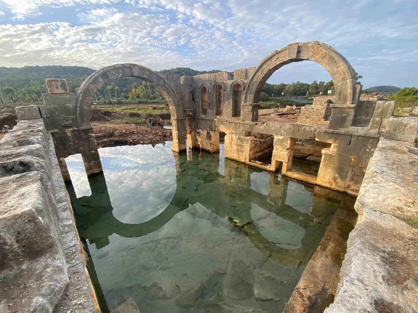 arkeologlarin camur ve suyun icinde bin 850 yillik antik havuzu gun yuzune cikarma cabasi