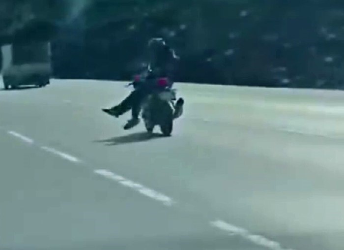 Arnavutköy-Sultangazi yolunda tehlikeli motosiklet yolculuğu 4 arnavutkoy sultangazi yolunda tehlikeli motosiklet yolculugu 0