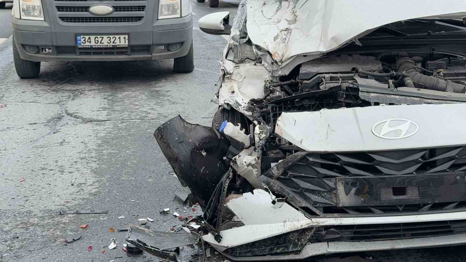 arnavutkoy yolunda zincirleme kaza 3 arac birbirine kitlendi 1 7gQsgELg