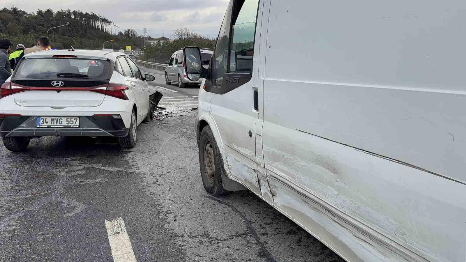 arnavutkoy yolunda zincirleme kaza 3 arac birbirine kitlendi 2 6XRVaBg7