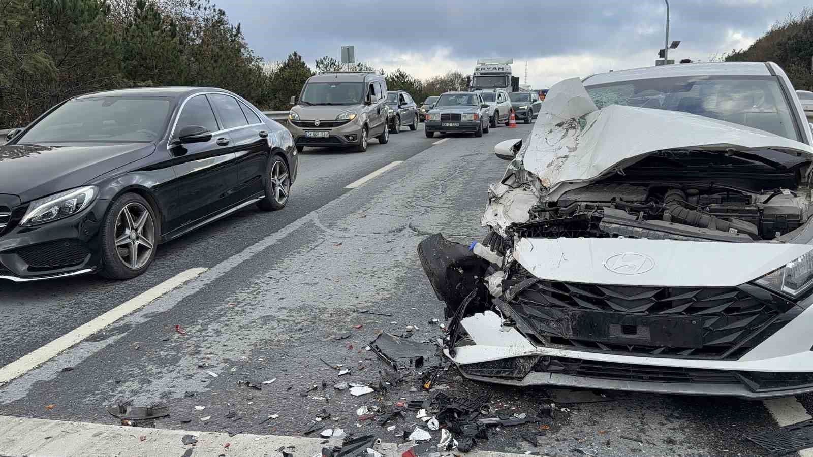 arnavutkoy yolunda zincirleme kaza 3 arac birbirine kitlendi 4 2ltbP99q