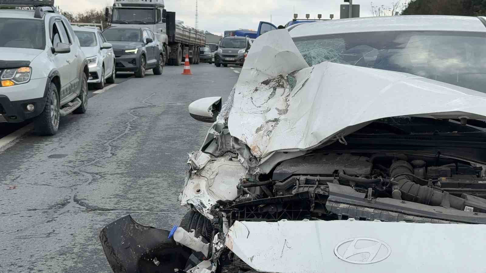 arnavutkoy yolunda zincirleme kaza 3 arac birbirine kitlendi 5 4cUrkJ7q