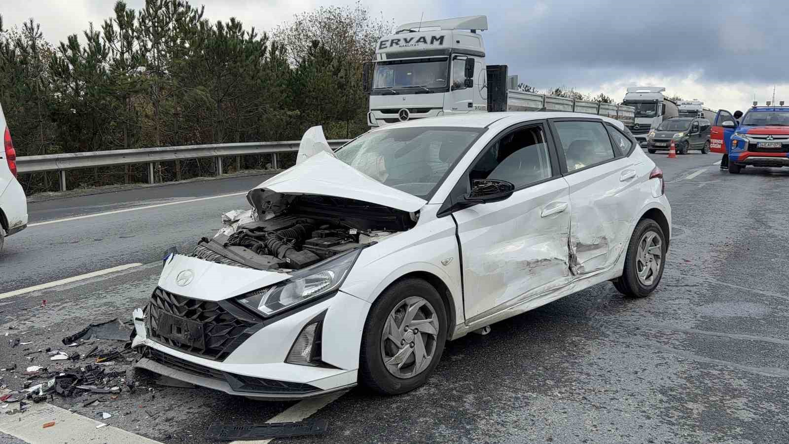 arnavutkoy yolunda zincirleme kaza 3 arac birbirine kitlendi 6 BZEEZWhe