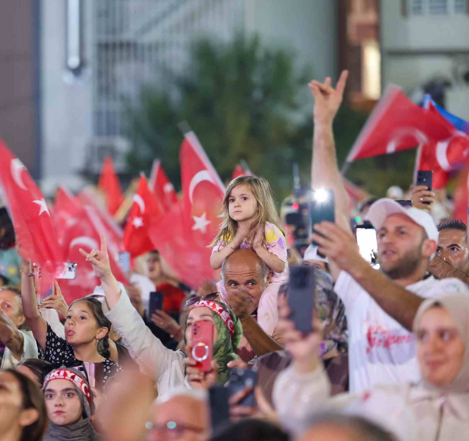 arnavutkoyde 15 temmuzun 10uncu yili dolayisiyla yuruyus korteji duzenlendi 2