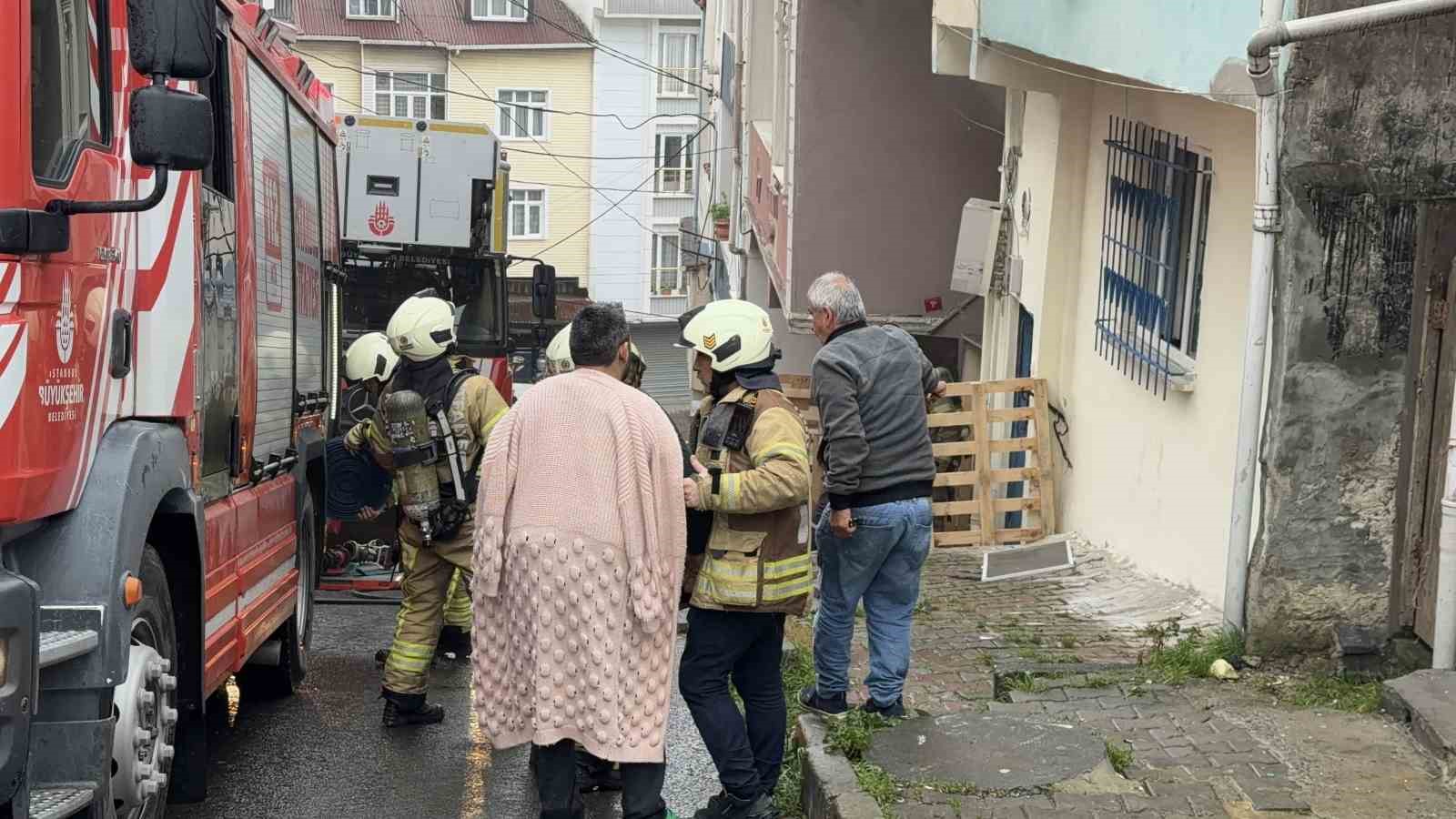 arnavutkoyde 2 katli evde korkutan yangin 2 kisi dumandan etkilendi 10