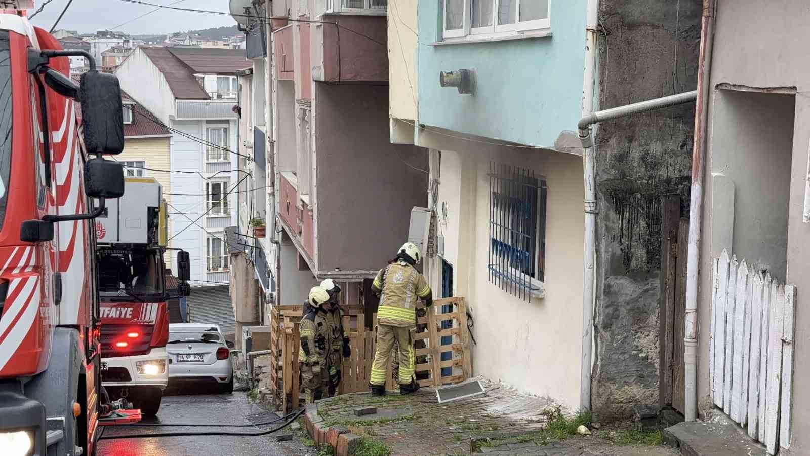 arnavutkoyde 2 katli evde korkutan yangin 2 kisi dumandan etkilendi 6 h5DArwh6