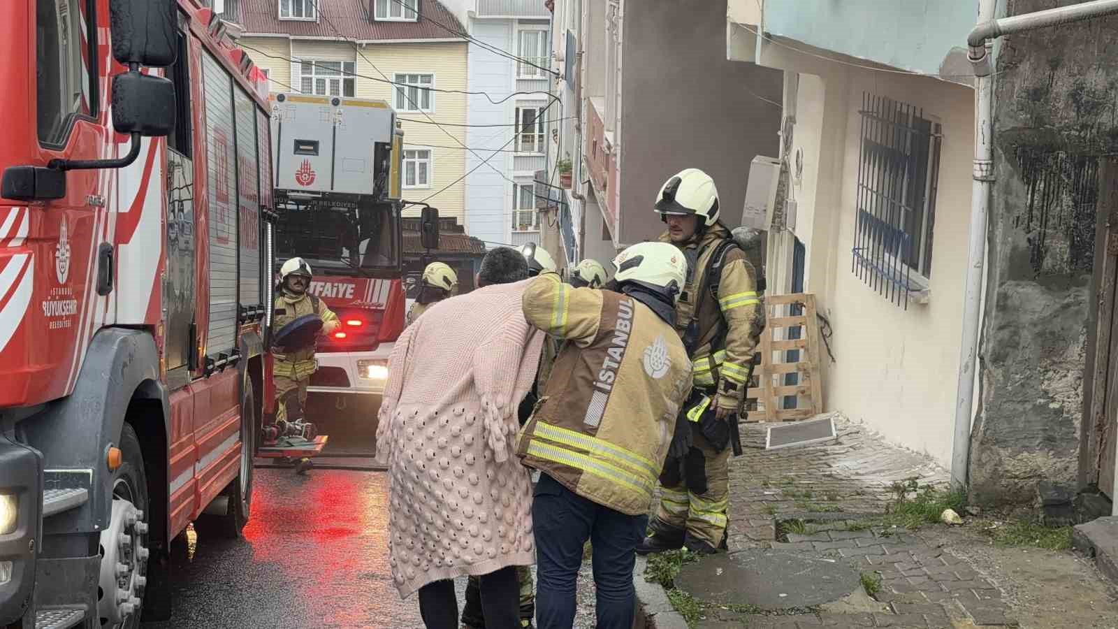 arnavutkoyde 2 katli evde korkutan yangin 2 kisi dumandan etkilendi 9 gKacbdYM