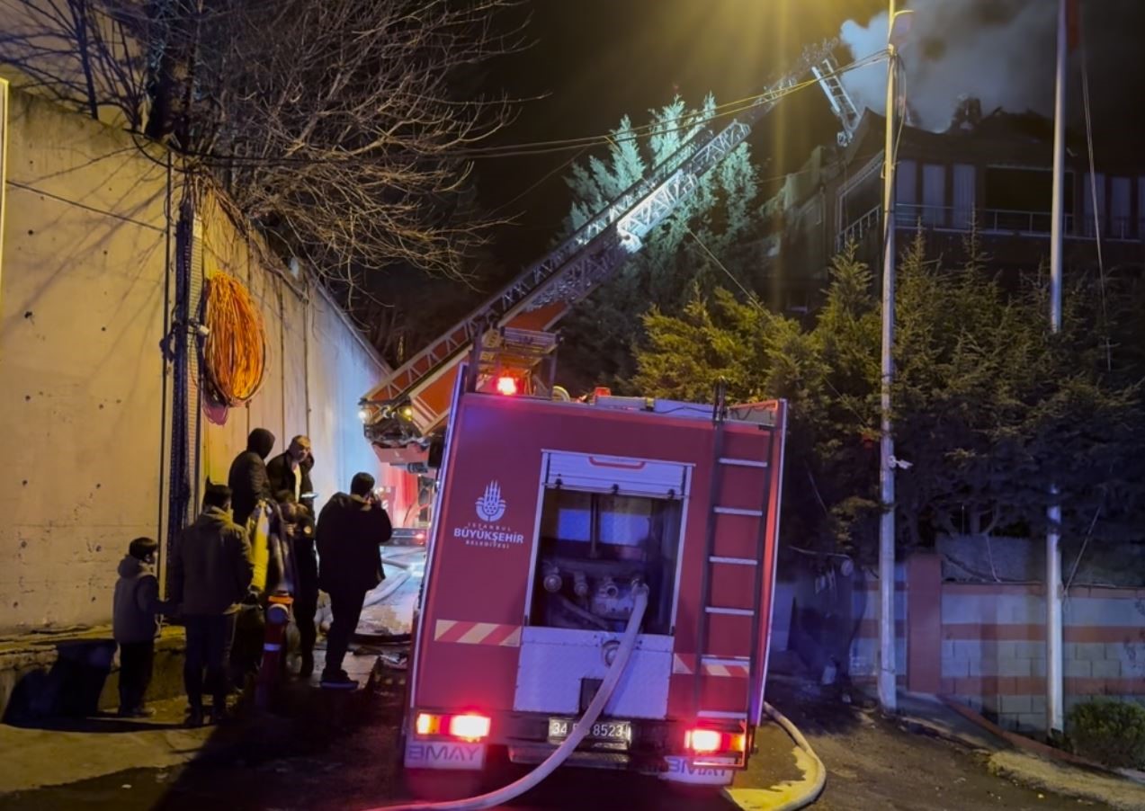 arnavutkoyde 4 katli binanin bacasinda korkutan yangin 0 3IYt9Csz