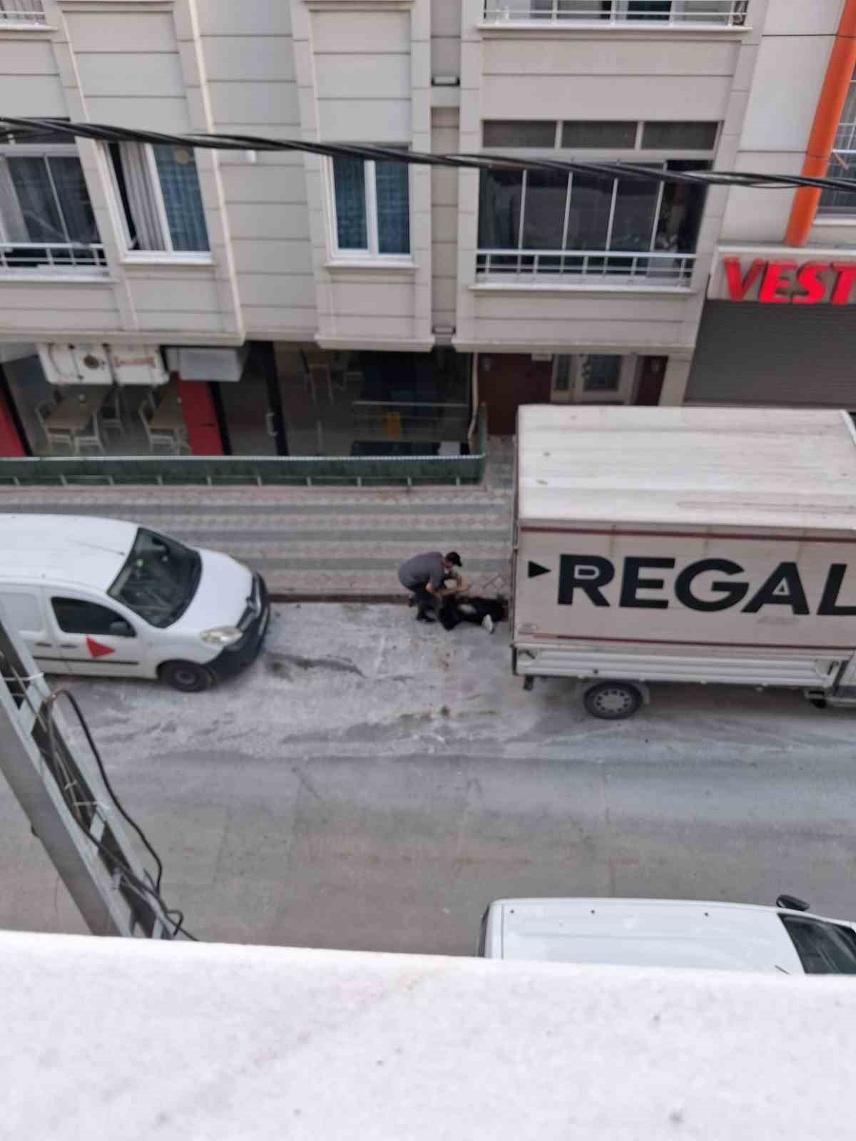 Arnavutköy’de akıl almaz anlar: Kafasını defalarca kamyonet kasasına vurup kendisini bayılttı 4 arnavutkoyde akil almaz anlar kafasini defalarca kamyonet kasasina vurup kendisini bayiltti 0 17Ow4g9O