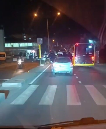 arnavutkoyde-arac-ustunde-tehlikeli-yolculuk-kamerada-7tBb1aHT.jpg
