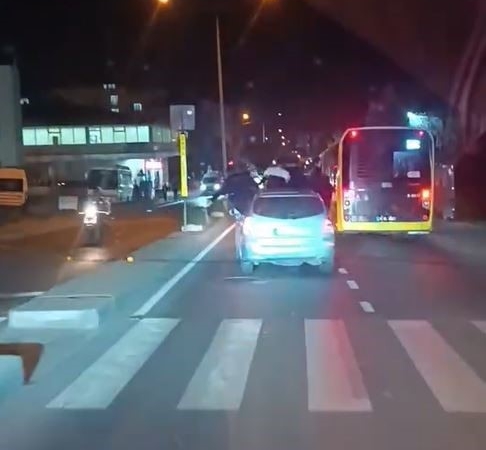 arnavutkoyde-arac-ustunde-tehlikeli-yolculuk-kamerada-7tBb1aHT.jpg