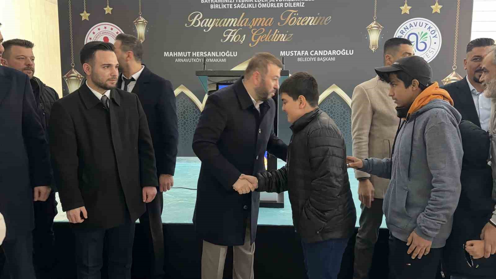 arnavutkoyde bayram namazi sonrasi ilce protokolu vatandaslarla bayramlasti 0
