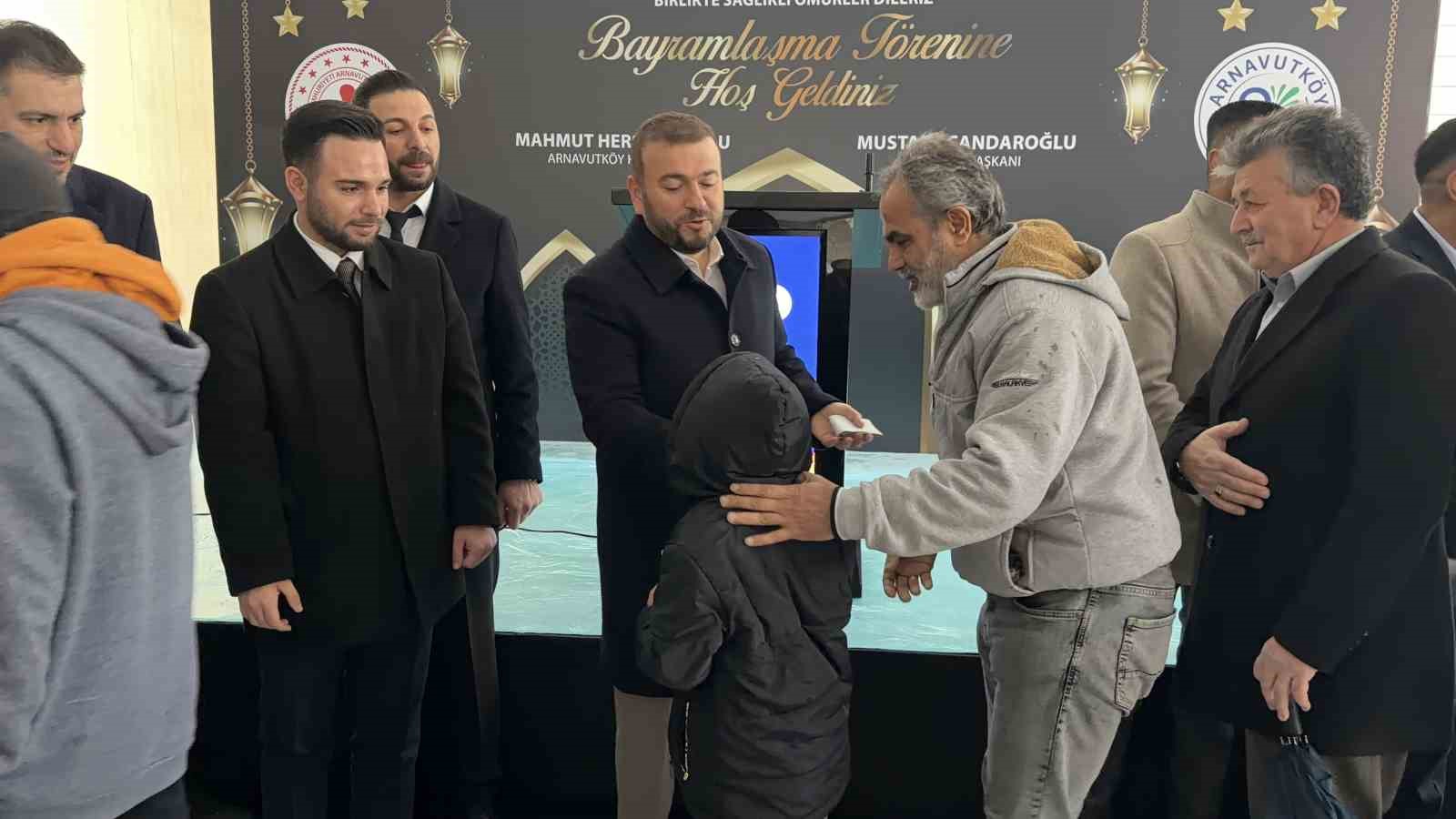 arnavutkoyde bayram namazi sonrasi ilce protokolu vatandaslarla bayramlasti 1 Xsqi2MqA
