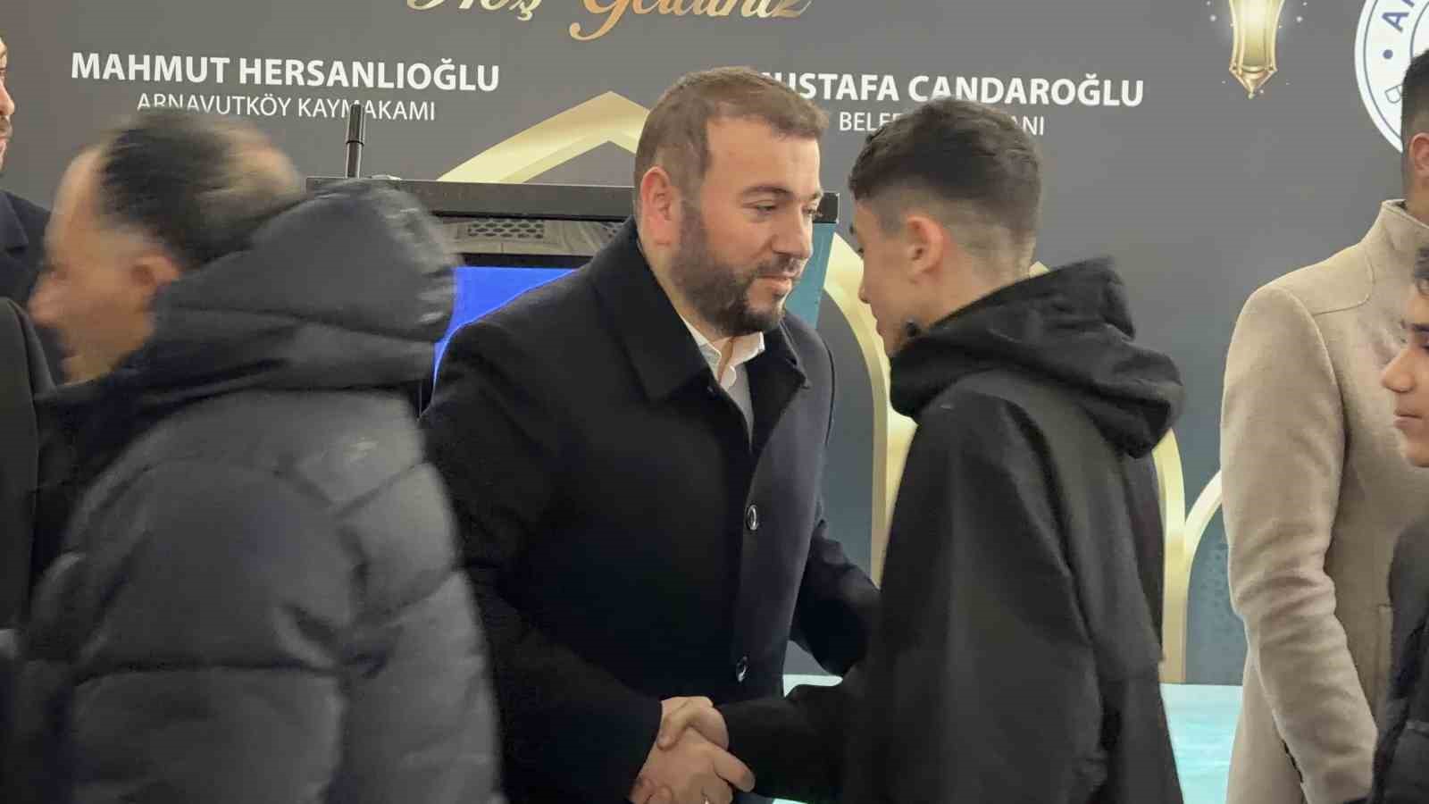 arnavutkoyde bayram namazi sonrasi ilce protokolu vatandaslarla bayramlasti 2 SNAFXvsf