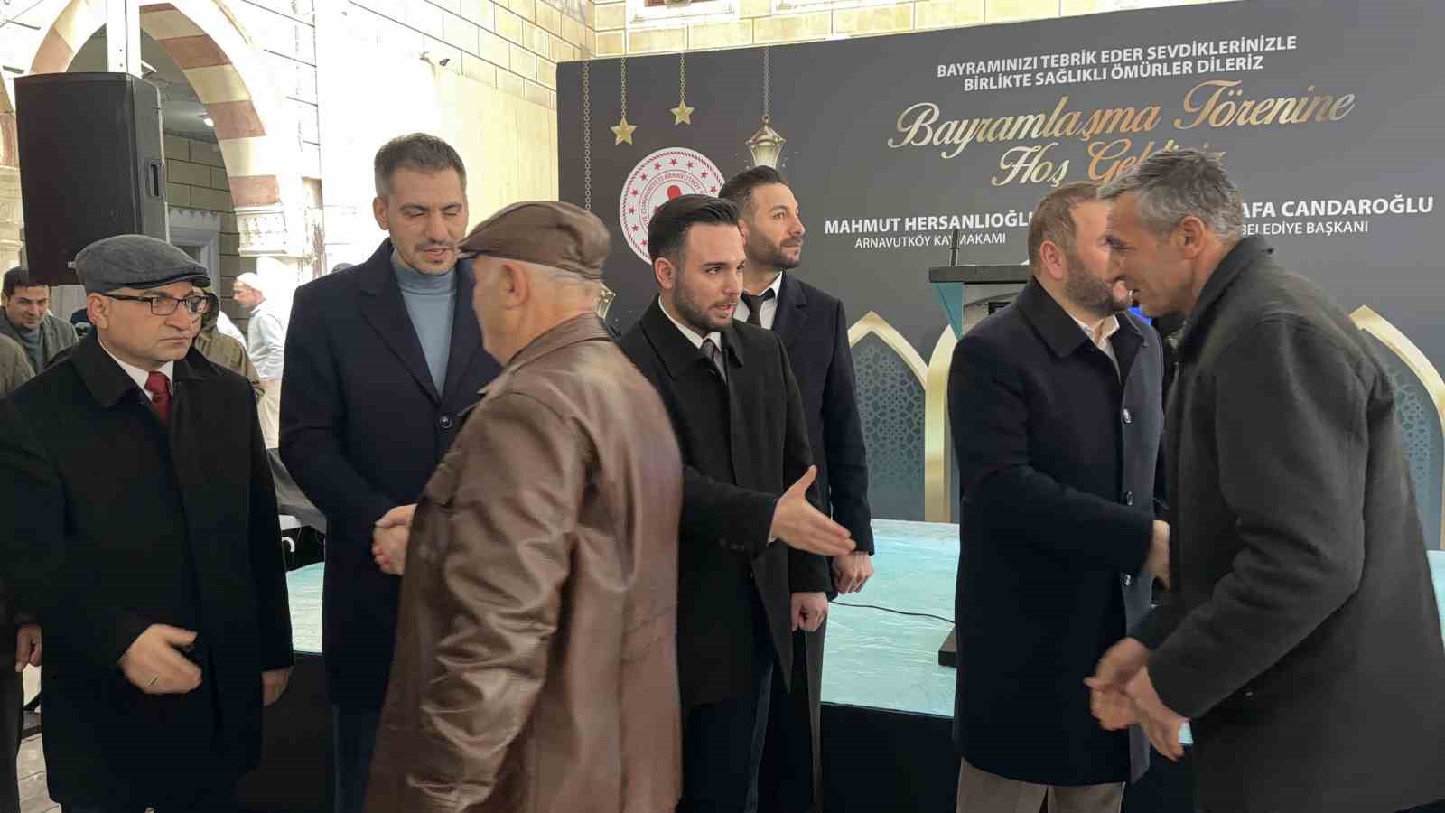 arnavutkoyde bayram namazi sonrasi ilce protokolu vatandaslarla bayramlasti 3 VhHNl3Mn
