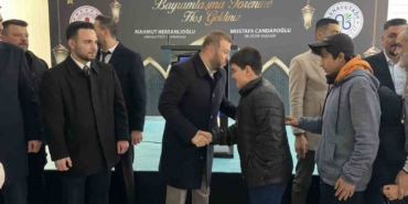 arnavutkoyde-bayram-namazi-sonrasi-ilce-protokolu-vatandaslarla-bayramlasti-CXLANjER.jpg