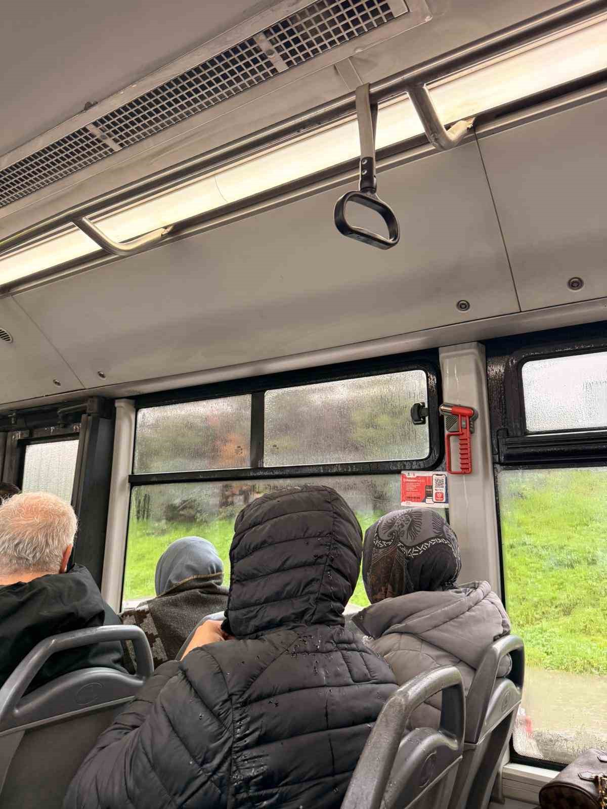 Arnavutköy’de belediye otobüsünün tavanından su aktı 4 arnavutkoyde belediye otobusunun tavanindan su akti 0 DDC1C1ua