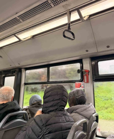 arnavutkoyde-belediye-otobusunun-tavanindan-su-akti-dN8UzRVs.jpg
