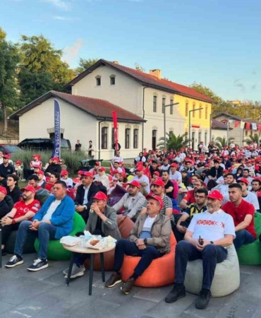 arnavutkoyde-binlerce-kisi-milli-mac-heyecanini-dev-ekranlarda-yasadi-FlNU19Pi.jpg