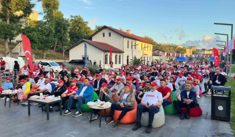 arnavutkoyde-binlerce-kisi-milli-mac-heyecanini-dev-ekranlarda-yasadi-FlNU19Pi.jpg