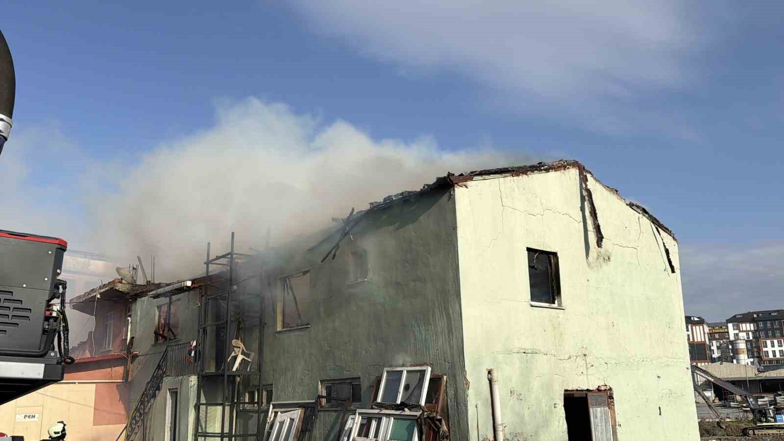 arnavutkoyde bos binanin catisi alevlere teslim oldu 3 8U6E1sVQ