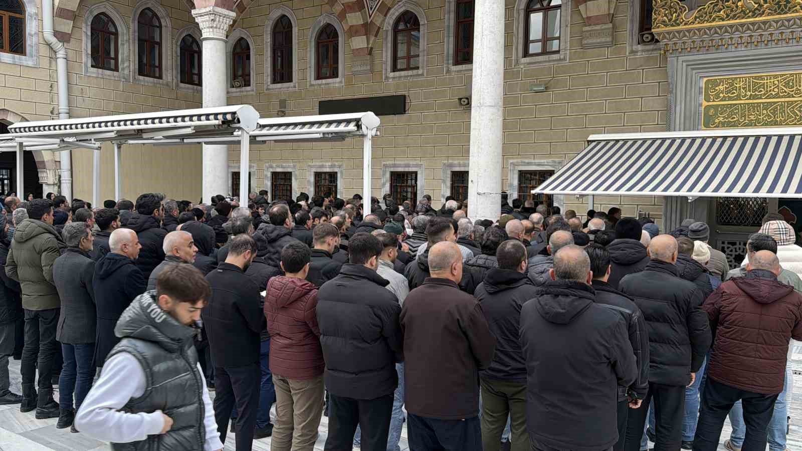 arnavutkoyde cami avlusunda vurulan yasli adam son yolculuguna ugurlandi 0 5mdL7Gut