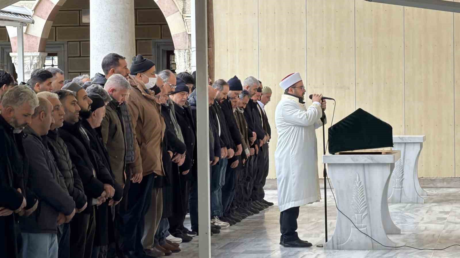 arnavutkoyde cami avlusunda vurulan yasli adam son yolculuguna ugurlandi 1